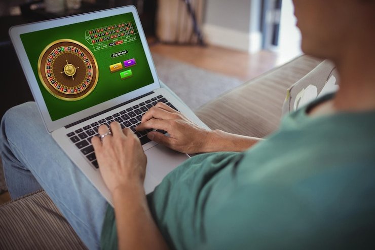 Pengguna ponsel membuka poker video